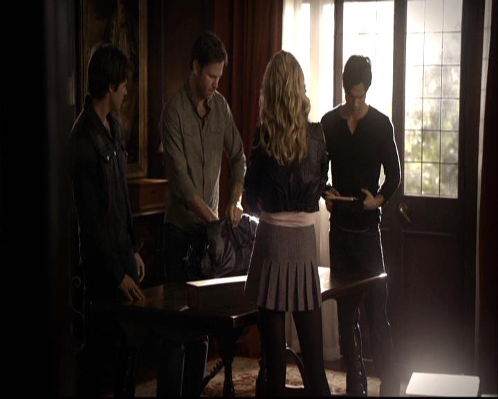 VampireDiariesWorld-dot-org_2x07Masquerade0345.jpg