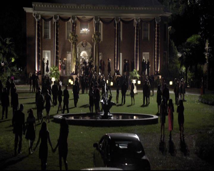 VampireDiariesWorld-dot-org_2x07Masquerade0452.jpg