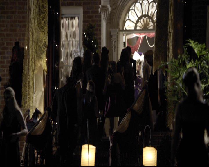 VampireDiariesWorld-dot-org_2x07Masquerade0456.jpg