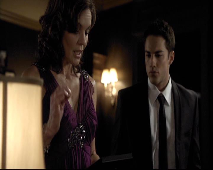 VampireDiariesWorld-dot-org_2x07Masquerade0514.jpg