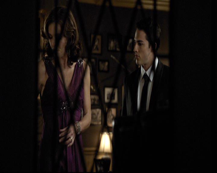 VampireDiariesWorld-dot-org_2x07Masquerade0530.jpg