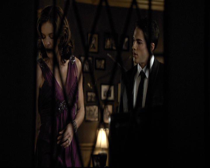 VampireDiariesWorld-dot-org_2x07Masquerade0531.jpg