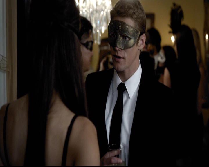 VampireDiariesWorld-dot-org_2x07Masquerade0559.jpg