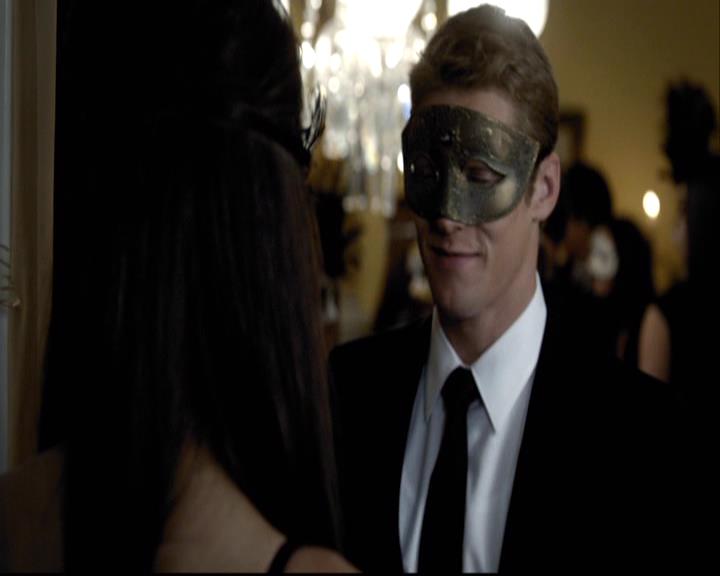 VampireDiariesWorld-dot-org_2x07Masquerade0564.jpg