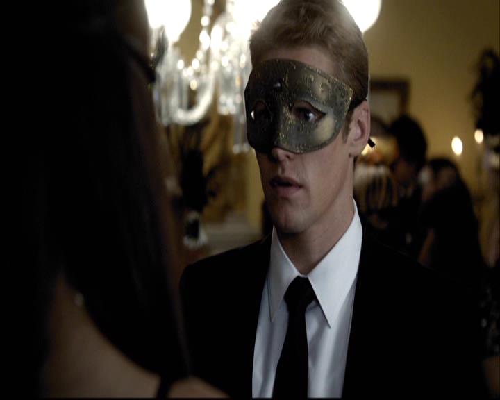 VampireDiariesWorld-dot-org_2x07Masquerade0573.jpg