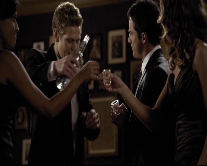 VampireDiariesWorld-dot-org_2x07Masquerade0633.jpg