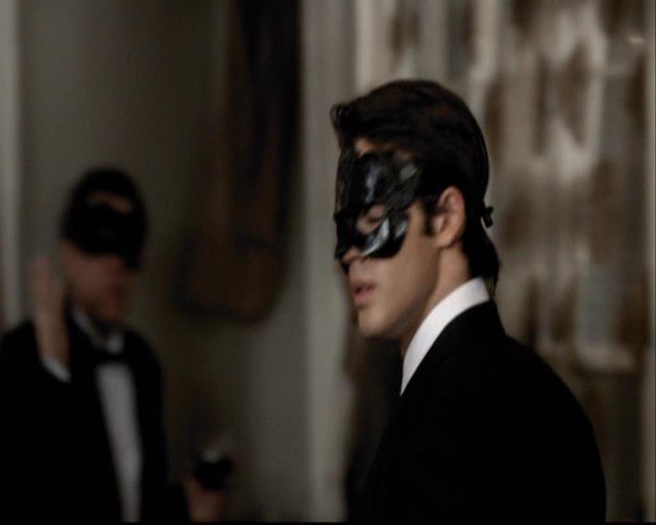 VampireDiariesWorld-dot-org_2x07Masquerade0643.jpg