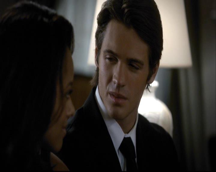 VampireDiariesWorld-dot-org_2x07Masquerade0707.jpg