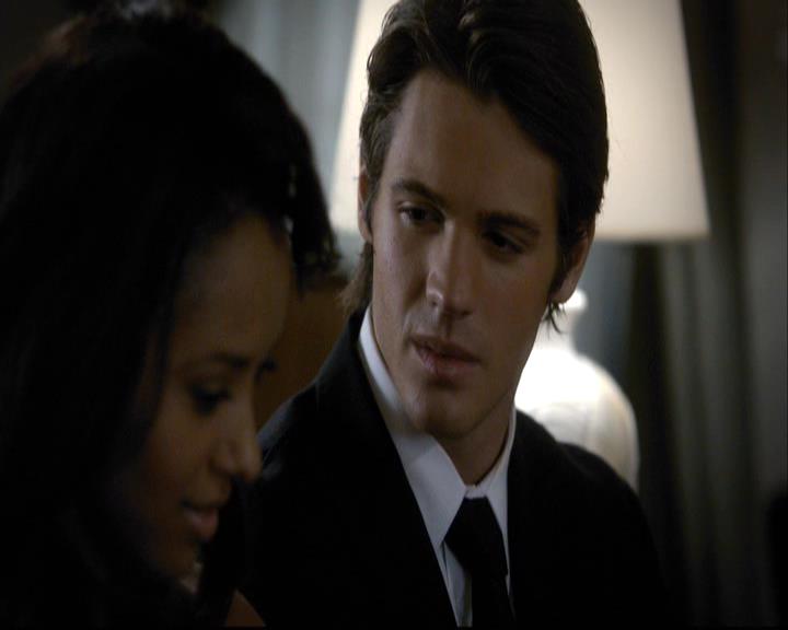 VampireDiariesWorld-dot-org_2x07Masquerade0708.jpg