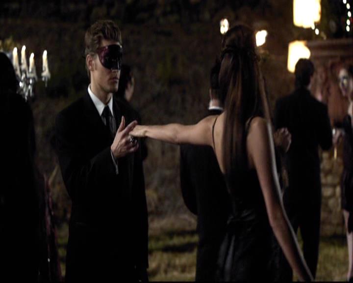 VampireDiariesWorld-dot-org_2x07Masquerade0850.jpg