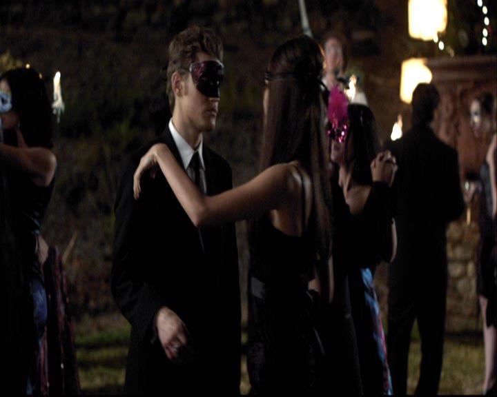 VampireDiariesWorld-dot-org_2x07Masquerade0851.jpg