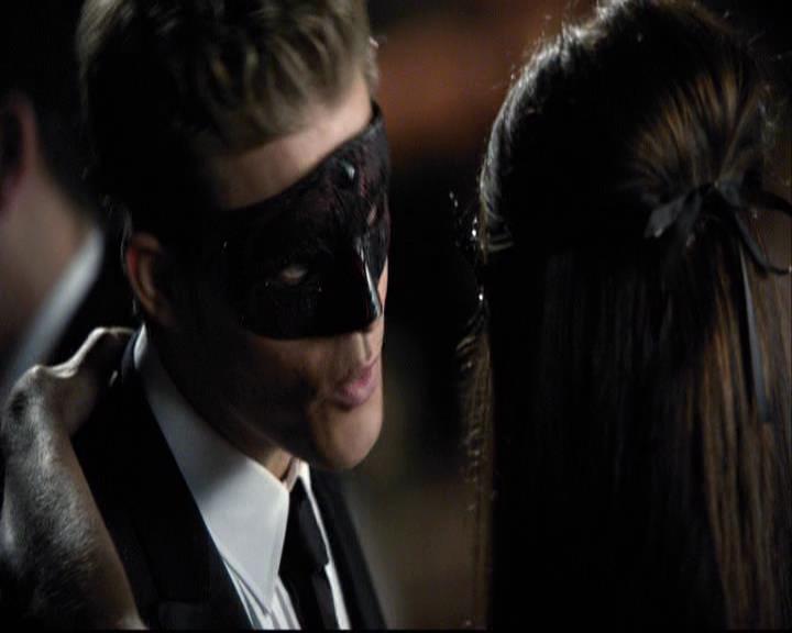 VampireDiariesWorld-dot-org_2x07Masquerade0870.jpg