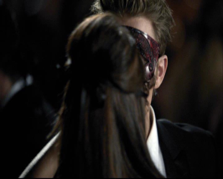 VampireDiariesWorld-dot-org_2x07Masquerade0872.jpg