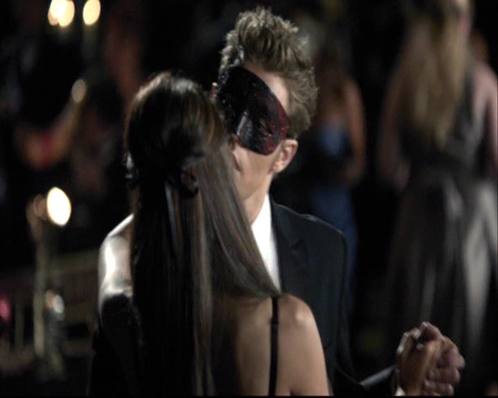 VampireDiariesWorld-dot-org_2x07Masquerade0879.jpg