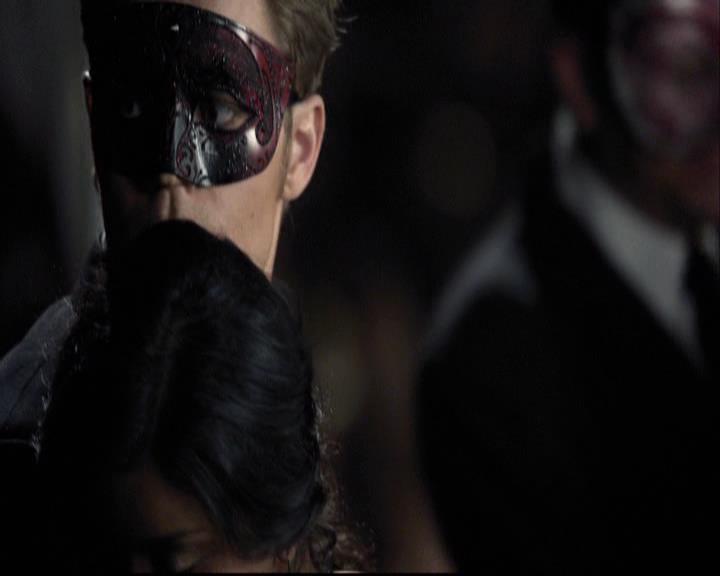 VampireDiariesWorld-dot-org_2x07Masquerade0920.jpg