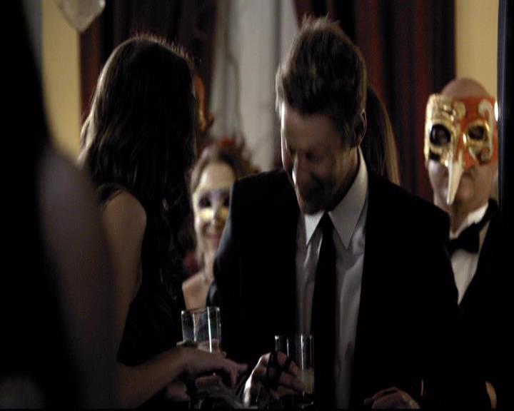 VampireDiariesWorld-dot-org_2x07Masquerade1070.jpg