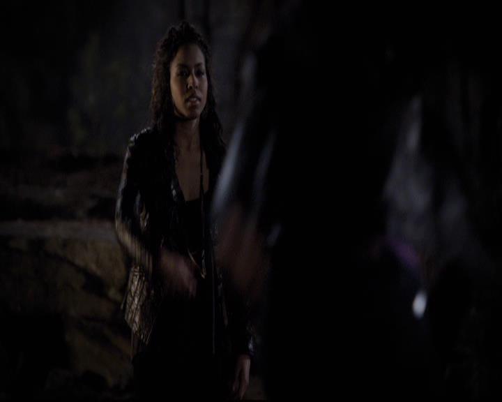 VampireDiariesWorld-dot-org_2x21TheSunAlsoRises0176.jpg