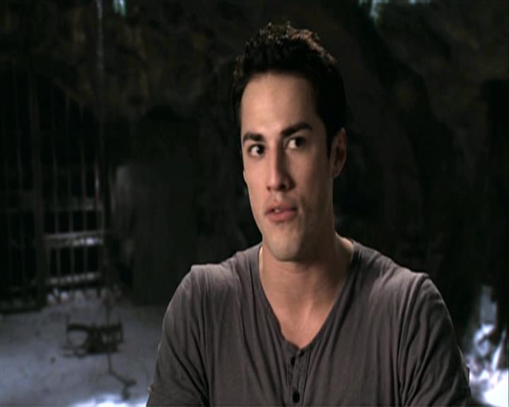 VampireDiariesWorld-dot-org_Seizoen2-DVDExtras-PagesOfTheWolf-BuildingTheBeast0046.jpg