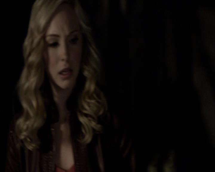 VampireDiariesWorld-dot-org_Seizoen2-DVDExtras-PagesOfTheWolf-HowlingAtTheMoon0016.jpg