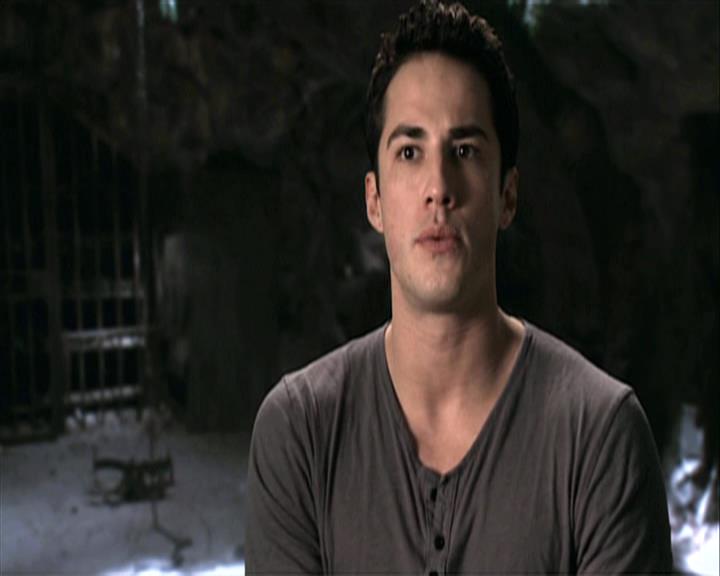 VampireDiariesWorld-dot-org_Seizoen2-DVDExtras-PagesOfTheWolf-HowlingAtTheMoon0047.jpg