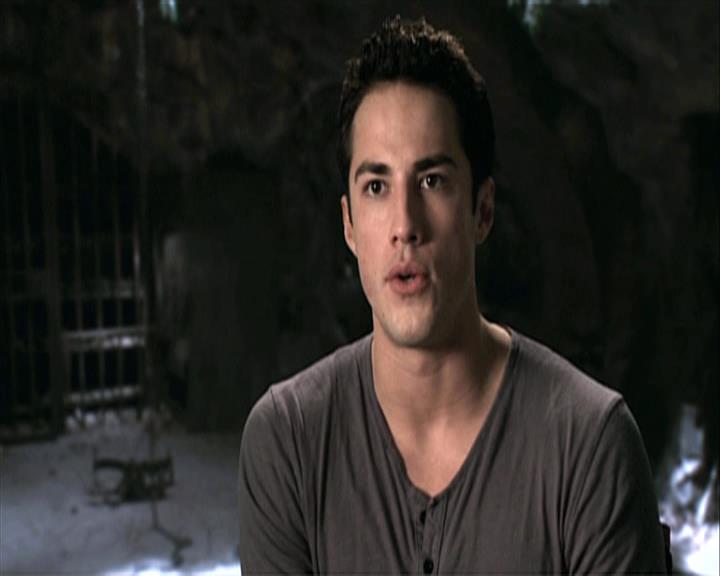 VampireDiariesWorld-dot-org_Seizoen2-DVDExtras-PagesOfTheWolf-HowlingAtTheMoon0048.jpg