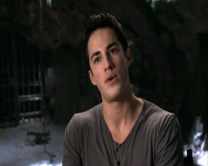 VampireDiariesWorld-dot-org_Seizoen2-DVDExtras-PagesOfTheWolf-HowlingAtTheMoon0316.jpg