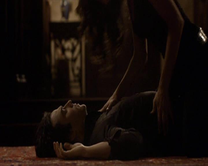 VampireDiariesWorld-dot-org_Seizoen2-DVDExtras-ThePerfectLoveTriangle-VampiresWerewolvesWitches0029.jpg