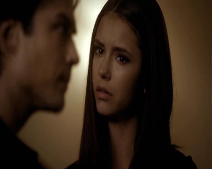 VampireDiariesWorld-dot-org_Seizoen2-DVDExtras-ThePerfectLoveTriangle-VampiresWerewolvesWitches0040.jpg