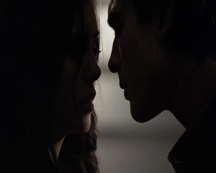 VampireDiariesWorld-dot-org_Seizoen2-DVDExtras-ThePerfectLoveTriangle-VampiresWerewolvesWitches0089.jpg