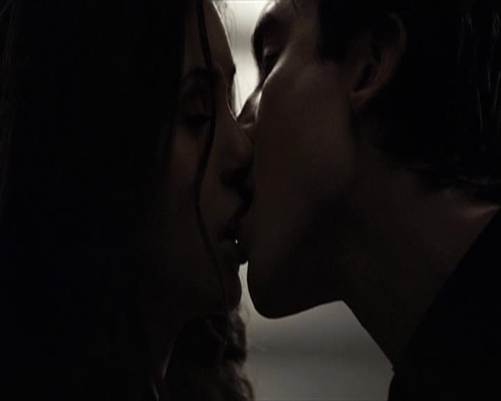 VampireDiariesWorld-dot-org_Seizoen2-DVDExtras-ThePerfectLoveTriangle-VampiresWerewolvesWitches0091.jpg