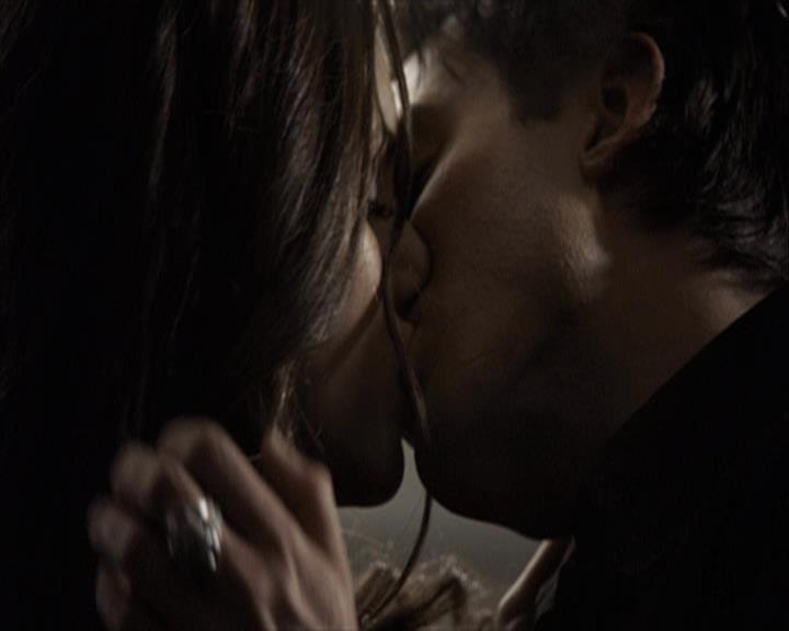 VampireDiariesWorld-dot-org_Seizoen2-DVDExtras-ThePerfectLoveTriangle-VampiresWerewolvesWitches0092.jpg