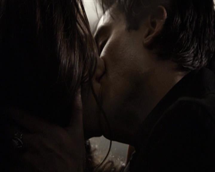 VampireDiariesWorld-dot-org_Seizoen2-DVDExtras-ThePerfectLoveTriangle-VampiresWerewolvesWitches0093.jpg