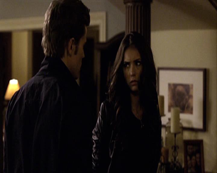 VampireDiariesWorld-dot-org_Seizoen2-DVDExtras-ThePerfectLoveTriangle-VampiresWerewolvesWitches0103.jpg