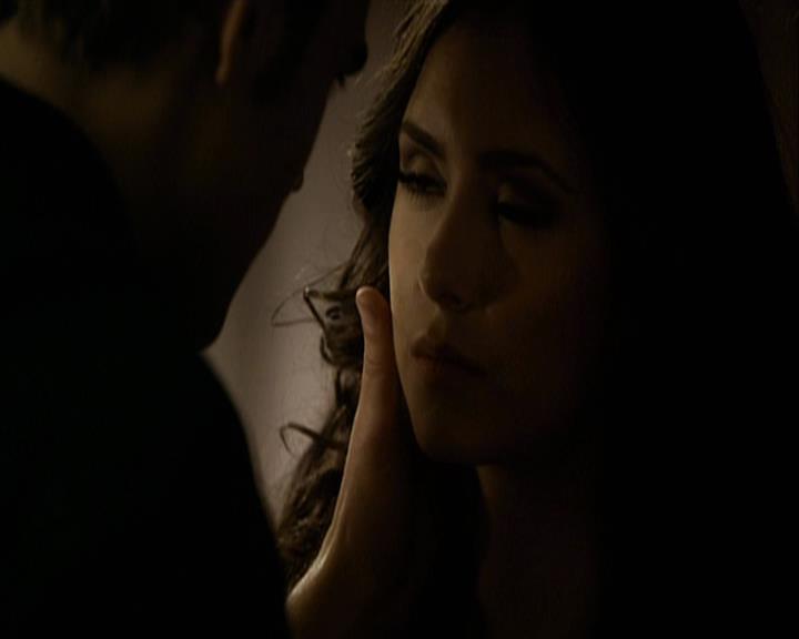 VampireDiariesWorld-dot-org_Seizoen2-DVDExtras-ThePerfectLoveTriangle-VampiresWerewolvesWitches0128.jpg