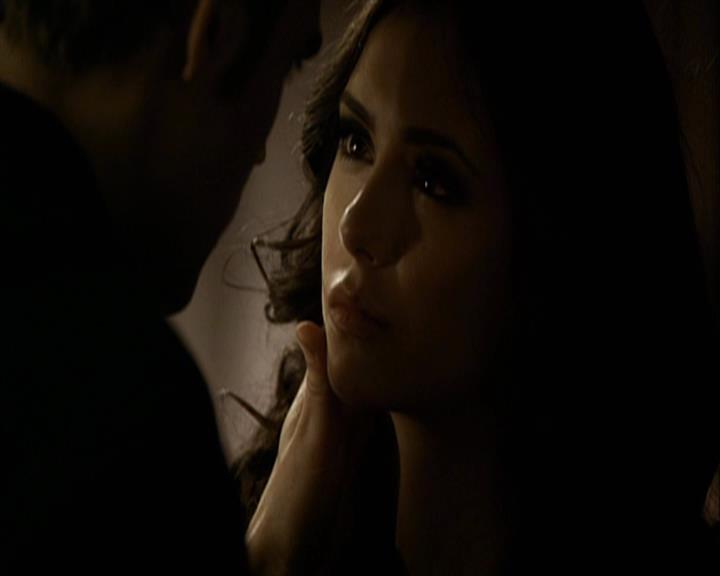 VampireDiariesWorld-dot-org_Seizoen2-DVDExtras-ThePerfectLoveTriangle-VampiresWerewolvesWitches0130.jpg