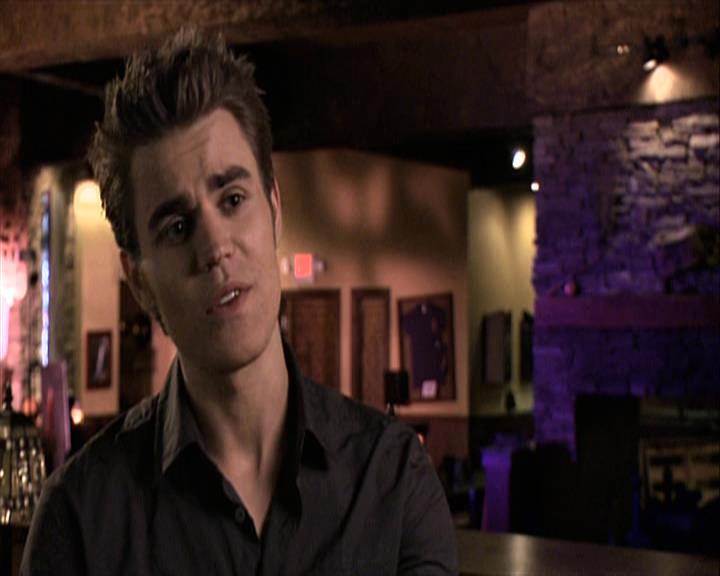 VampireDiariesWorld-dot-org_Seizoen2-DVDExtras-ThePerfectLoveTriangle-VampiresWerewolvesWitches0139.jpg