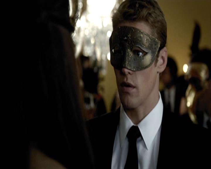 VampireDiariesWorld-dot-org_Seizoen2-DVDExtras-ThePerfectLoveTriangle-VampiresWerewolvesWitches0147.jpg