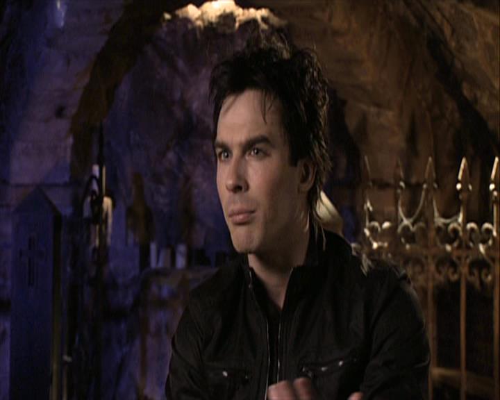 VampireDiariesWorld-dot-org_Seizoen2-DVDExtras-ThePerfectLoveTriangle-VampiresWerewolvesWitches0458.jpg