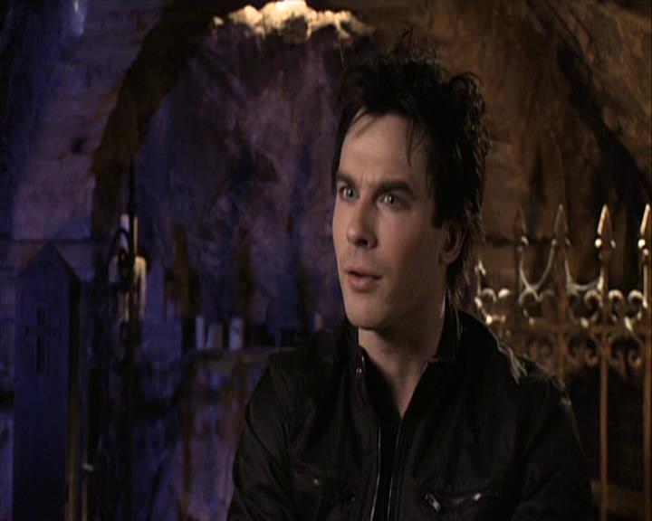 VampireDiariesWorld-dot-org_Seizoen2-DVDExtras-ThePerfectLoveTriangle-VampiresWerewolvesWitches0459.jpg