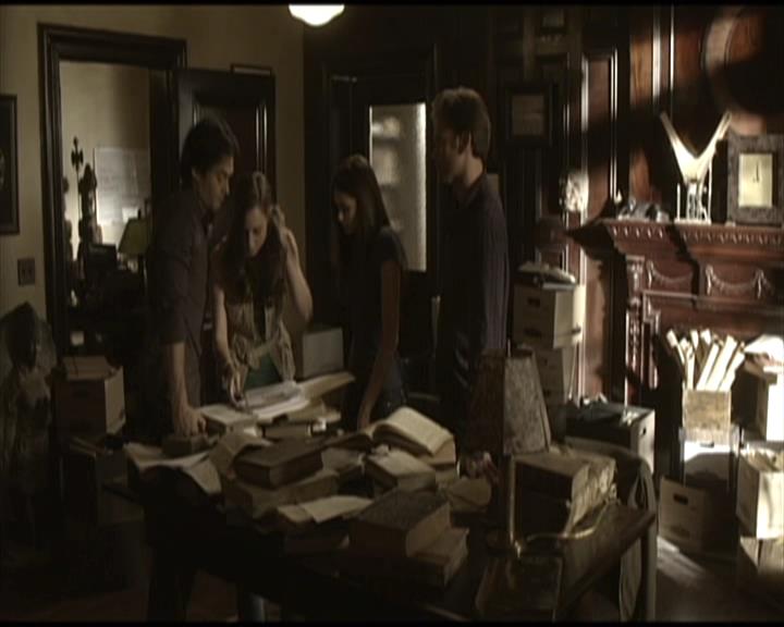 VampireDiariesWorld-dot-org_Seizoen2-DVDScenes-2x03BadMoonRising0016.jpg