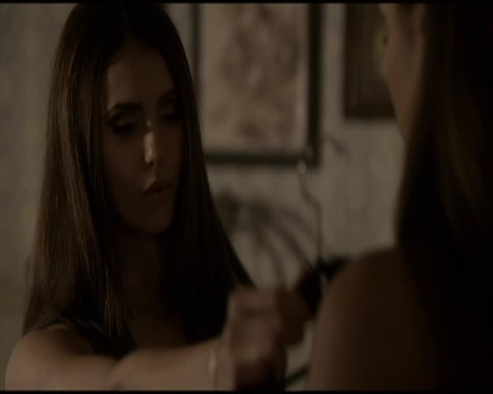 VampireDiariesWorld-dot-org_Seizoen2-DVDScenes-2x07Masquerade0017.jpg