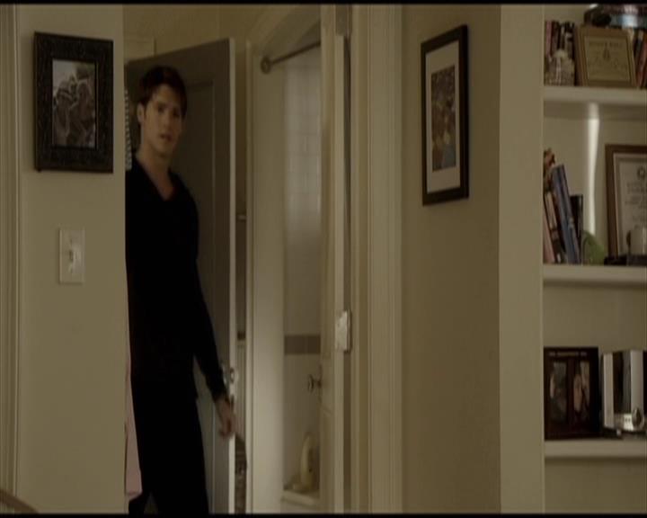 VampireDiariesWorld-dot-org_Seizoen2-DVDScenes-2x11ByTheLightOfTheMoon0004.jpg