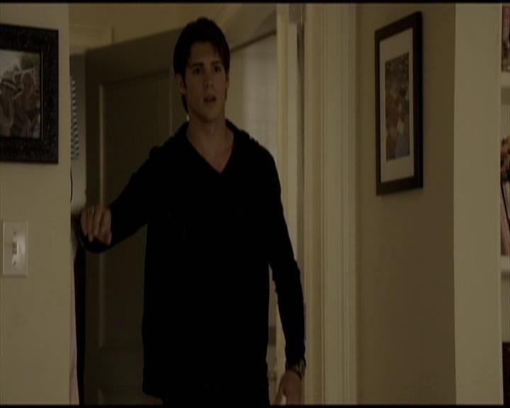 VampireDiariesWorld-dot-org_Seizoen2-DVDScenes-2x11ByTheLightOfTheMoon0007.jpg