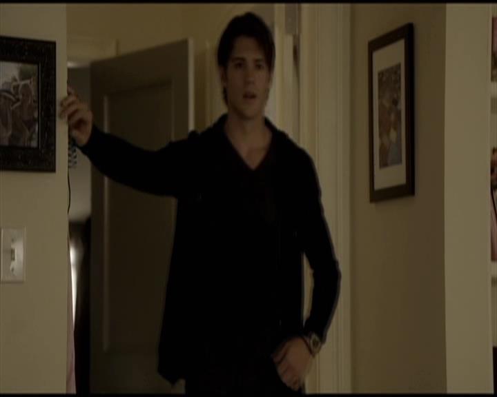 VampireDiariesWorld-dot-org_Seizoen2-DVDScenes-2x11ByTheLightOfTheMoon0008.jpg