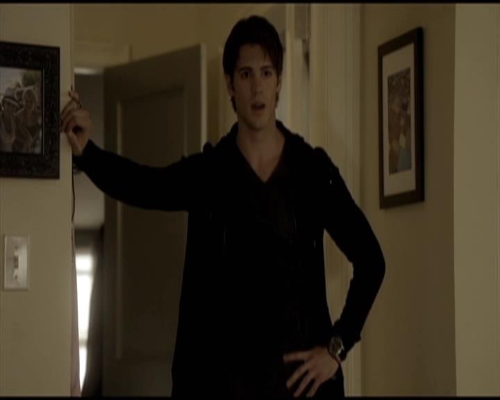 VampireDiariesWorld-dot-org_Seizoen2-DVDScenes-2x11ByTheLightOfTheMoon0009.jpg