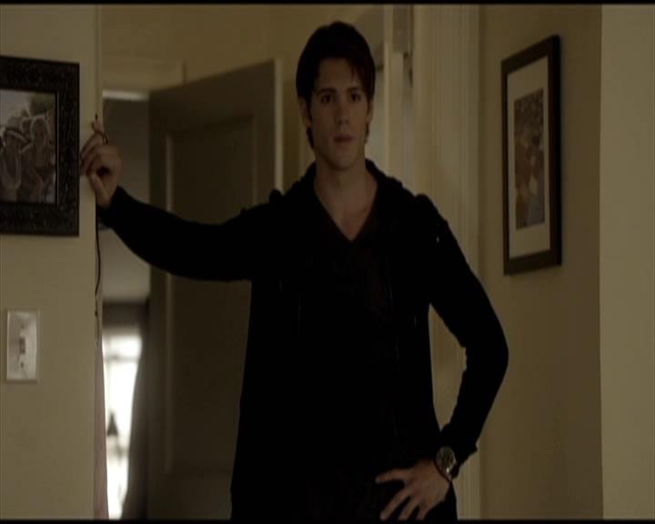 VampireDiariesWorld-dot-org_Seizoen2-DVDScenes-2x11ByTheLightOfTheMoon0010.jpg