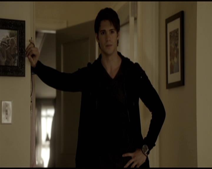 VampireDiariesWorld-dot-org_Seizoen2-DVDScenes-2x11ByTheLightOfTheMoon0012.jpg