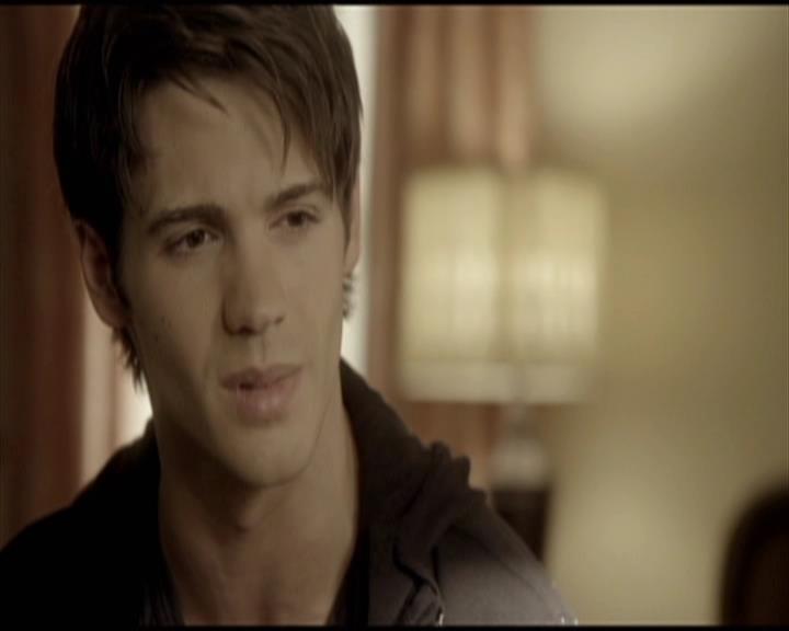 VampireDiariesWorld-dot-org_Seizoen2-DVDScenes-2x11ByTheLightOfTheMoon0033.jpg