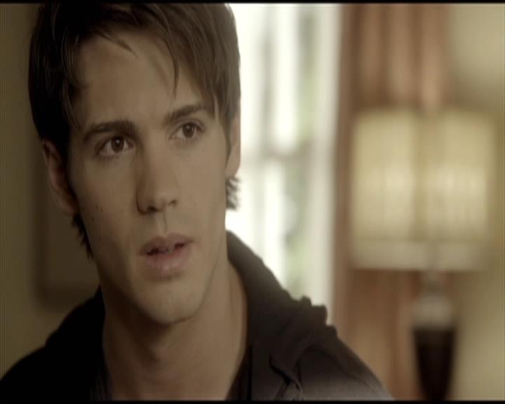 VampireDiariesWorld-dot-org_Seizoen2-DVDScenes-2x11ByTheLightOfTheMoon0036.jpg