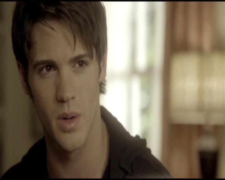 VampireDiariesWorld-dot-org_Seizoen2-DVDScenes-2x11ByTheLightOfTheMoon0038.jpg